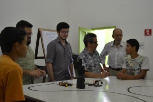 Os secretários Fabiano dos Santos (Secult) e Inácio Arruda (Secitece) acompanham a primeira aula do curso "Robótica para Crianças".